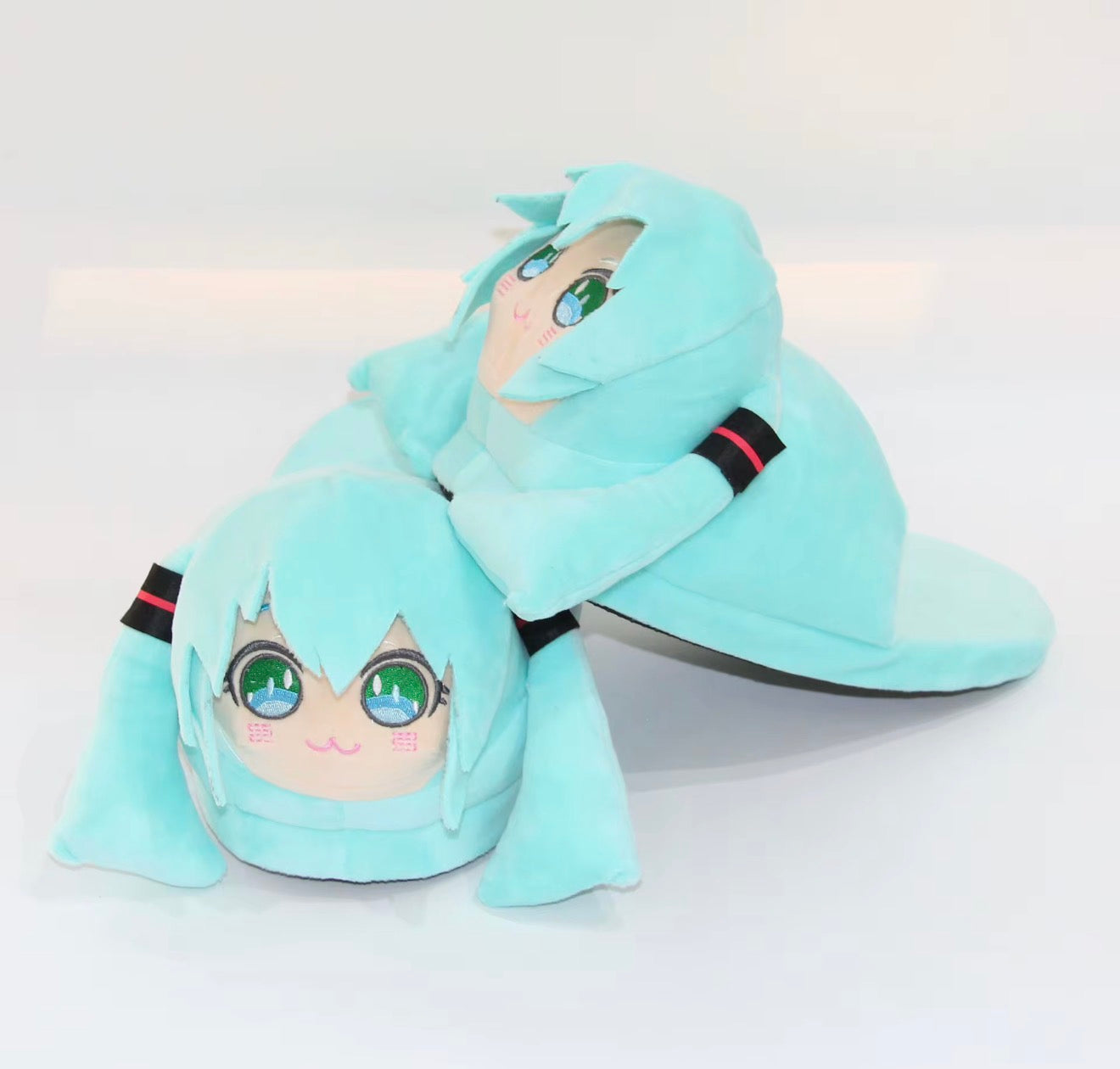 Pantuflas de Peluche Hatsune Miku – Suaves y Antideslizantes