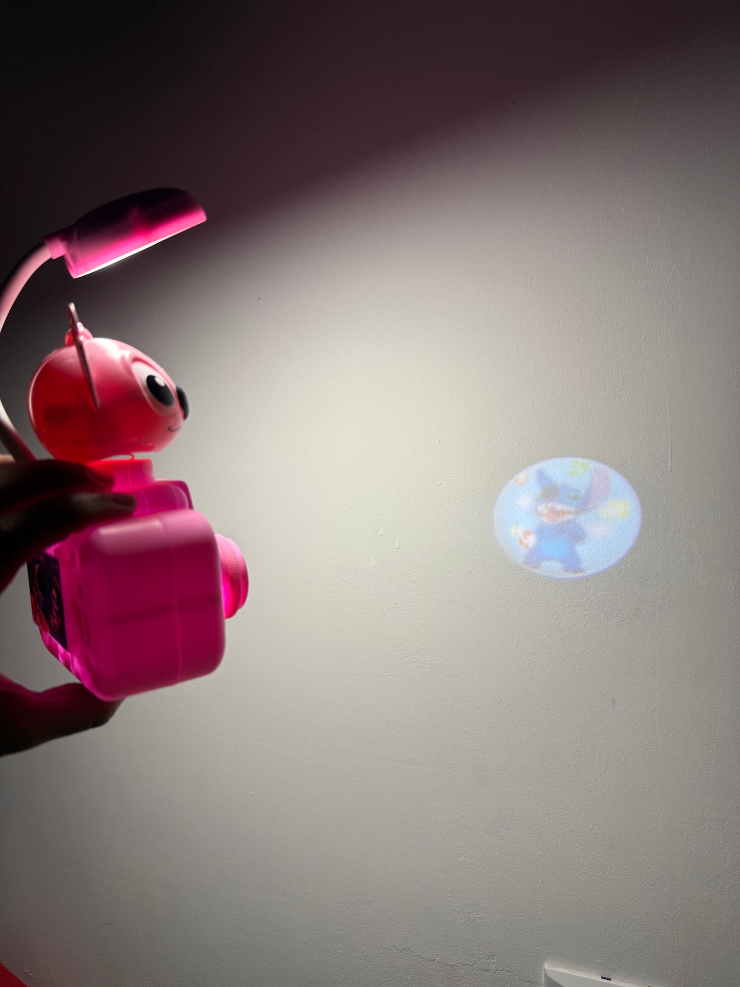 💡 Lámpara Stitch con Proyector (Recargable)